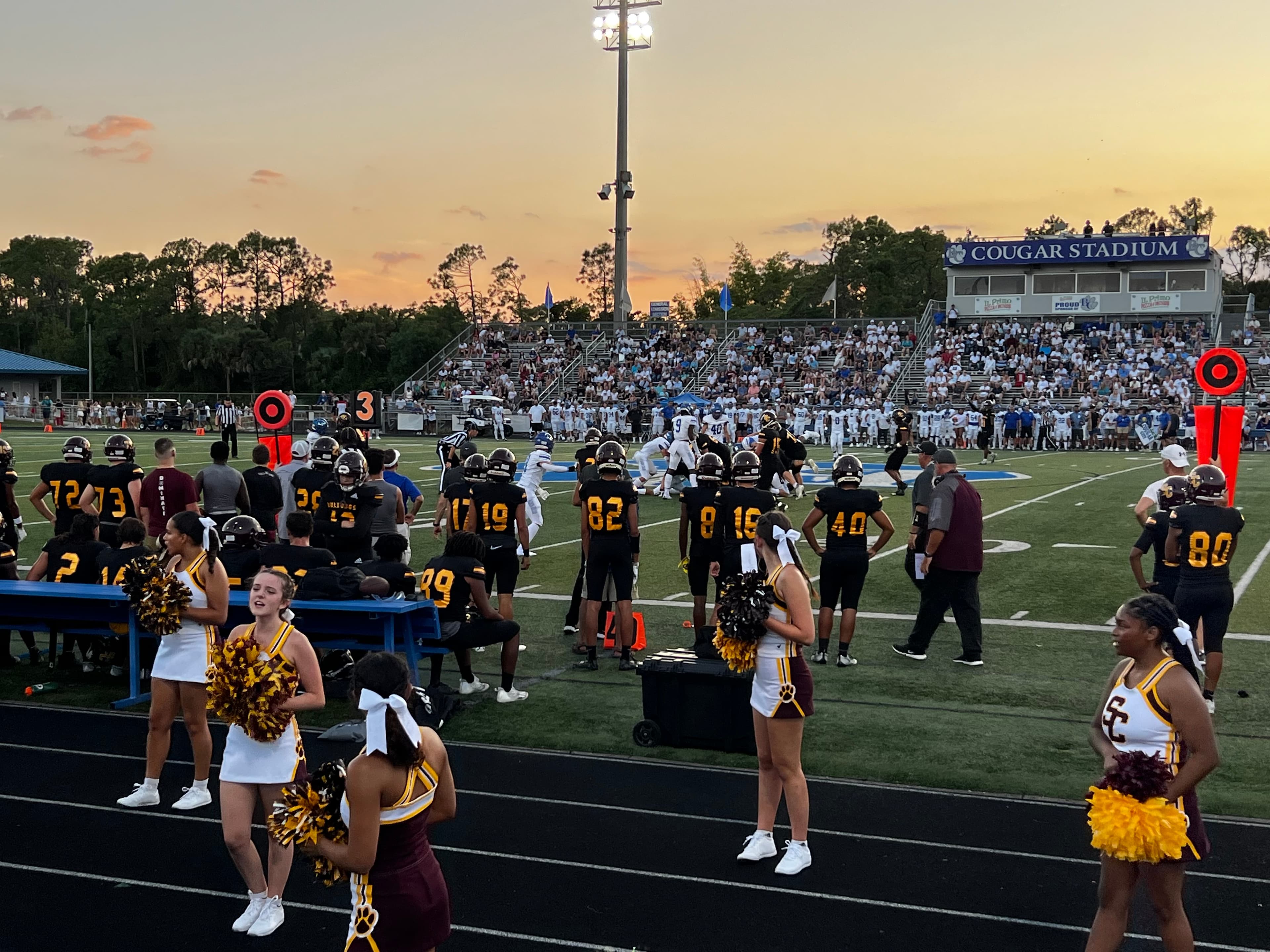 Americký fotbalový zápas při západu slunce na Cougar Stadium