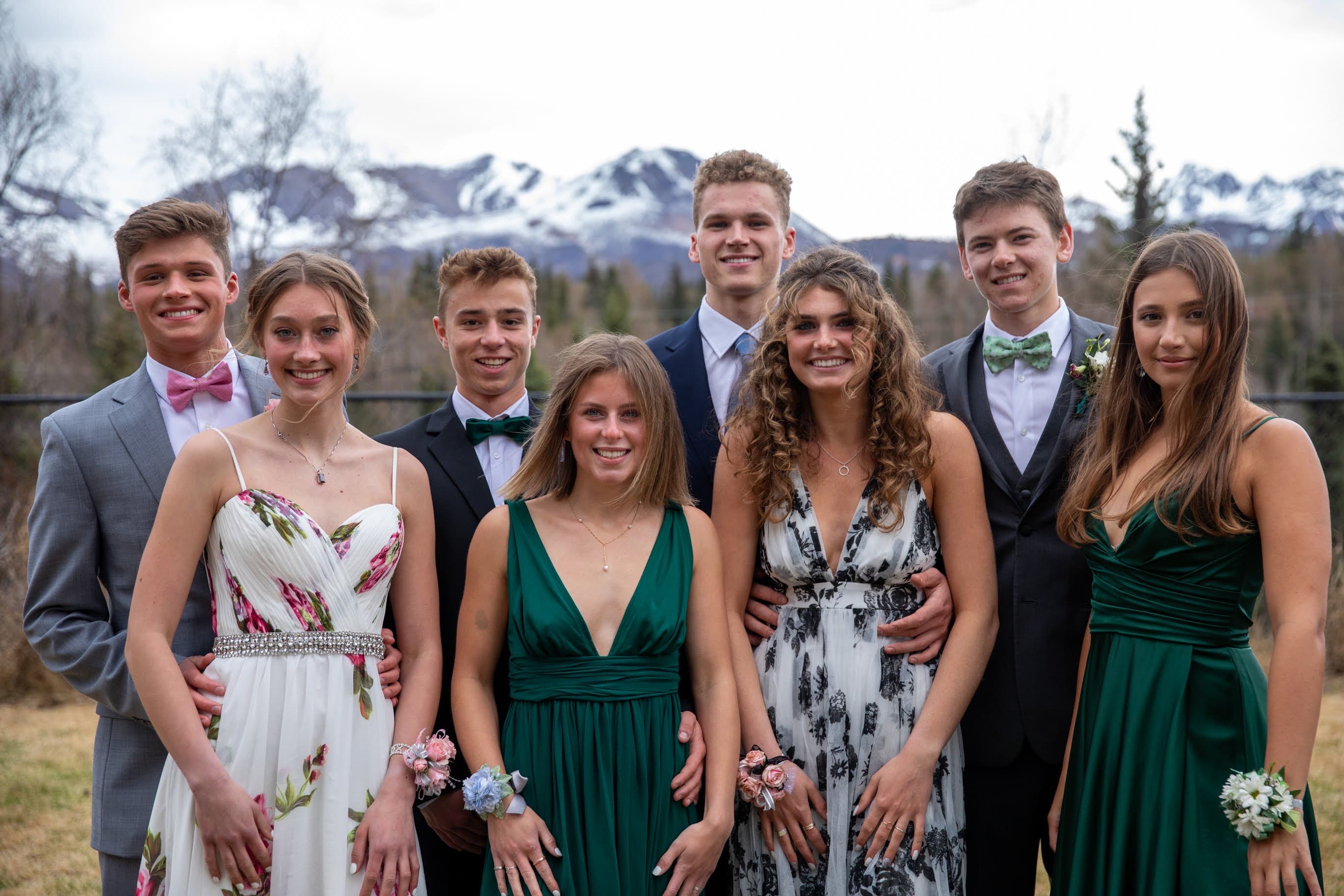 Americký prom - skupinová fotografie se spolužáky před horami